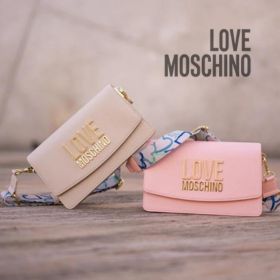 Imagem de duas carteiras da Love Moschino, uma em tom bege, nude e outra em rosa 