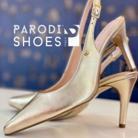 Sapatos dourados de tacão, fechados à frente e abertos atrás da marca PArodi Shoes em pele
